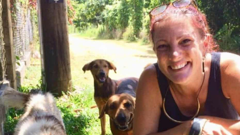 Τόνγκα: Βρετανίδα παρασύρθηκε από τσουνάμι ενώ προσπαθούσε να σώσει τα σκυλιά της